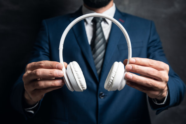 手持耳机的商人图片下载