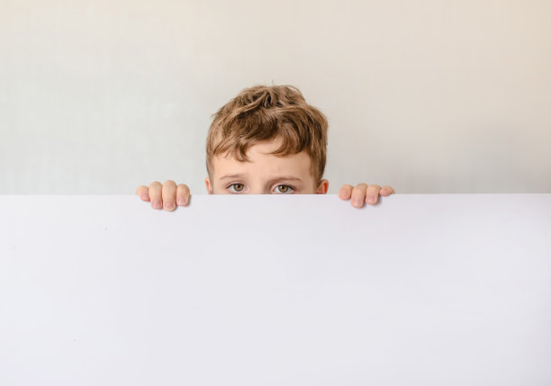 一个小男孩的特写照片图片下载