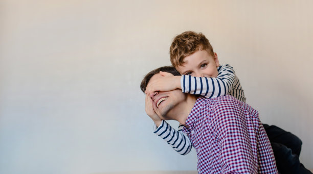 父亲和儿子大笑的特写照片图片下载