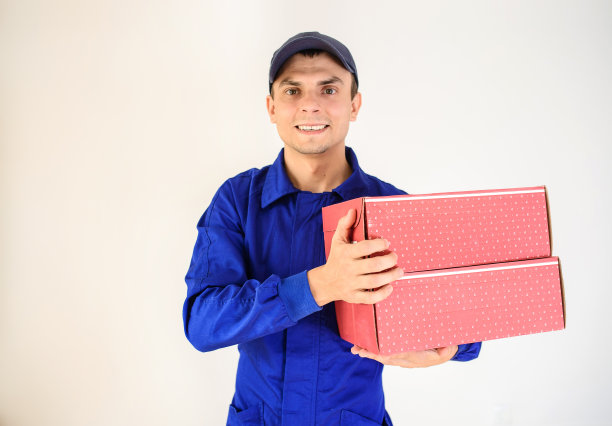 穿蓝色工作服的快递员图片下载