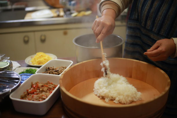 一个做饭女人的手图片下载