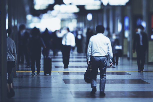 一个行走的商人的后视图图片下载