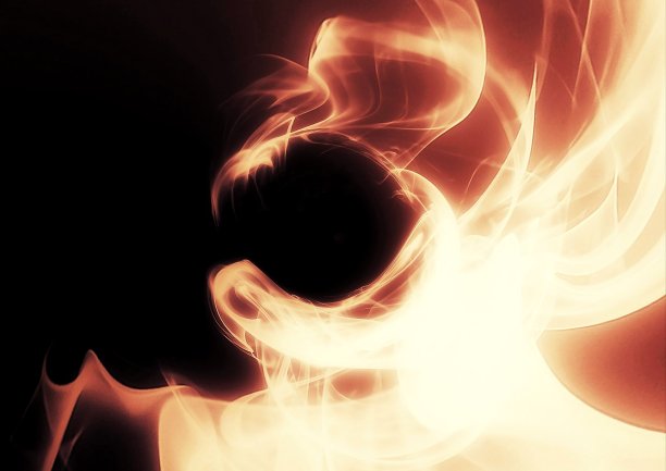 火焰在黑色的背景上旋转图片下载
