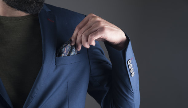 男人正了正他的西装图片下载