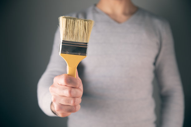 拿着画笔图片下载