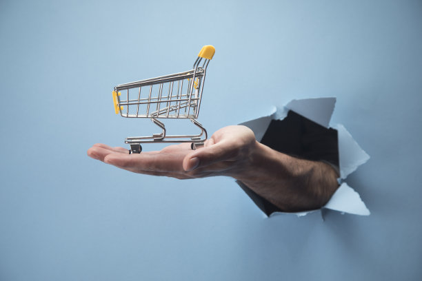 男人的手拿着一个蓝色背景的篮子图片下载