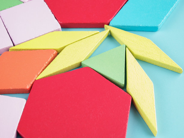 木制构造器，由不同形状和结构的彩色积木制成，是一个拼图玩具图片下载