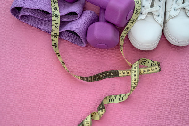 运动器材，其中设有球哑铃、橡胶垫等运动器材图片下载