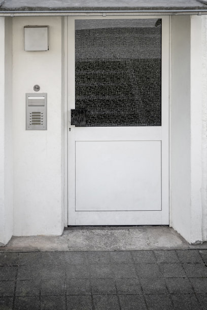 白色塑料门和磨砂玻璃图片下载