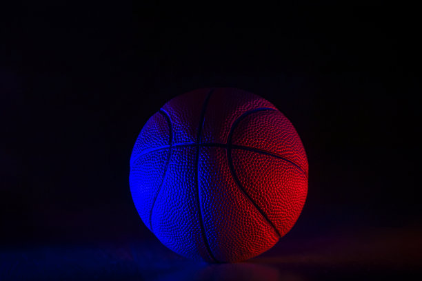 篮球孤立在黑暗的背景上。蓝色霓虹灯横幅。水平运动主题海报，贺卡，标题，网站和应用程序图片下载