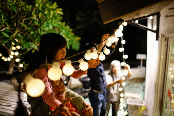 和家人一起装饰圣诞彩灯图片下载