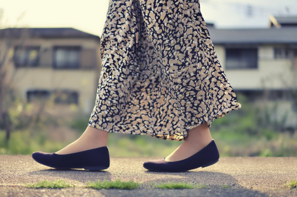 一个女人走在路上的脚的照片图片下载