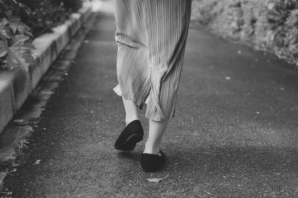 一个女人走在路上的脚的照片图片下载
