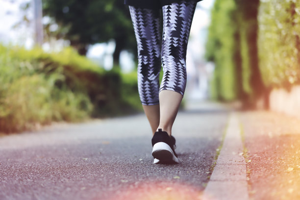 一个女人走在路上的脚的照片图片下载