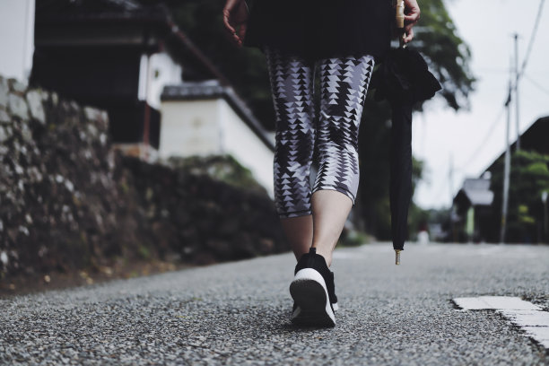 一个女人走在路上的脚的照片图片下载