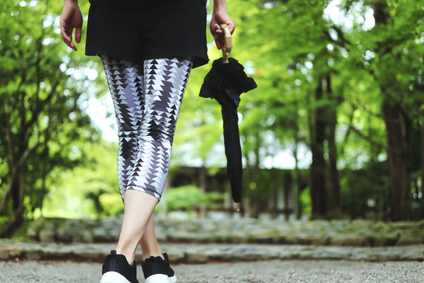 一个女人走在路上的脚的照片图片下载