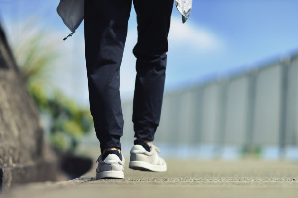 一个女人走在路上的脚的照片图片下载