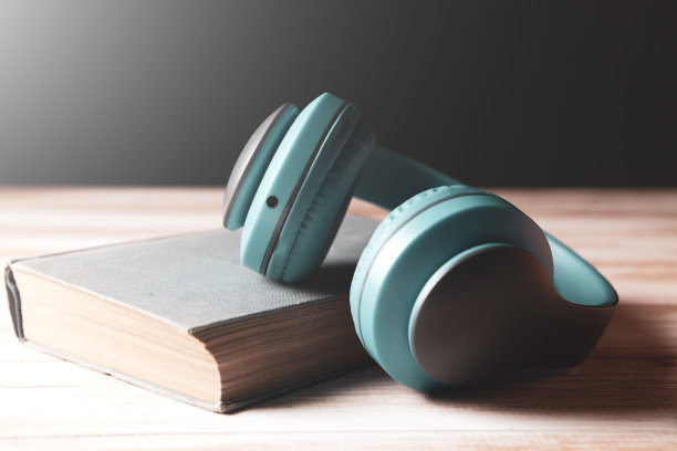 白色耳机在书上，还有放大镜图片下载