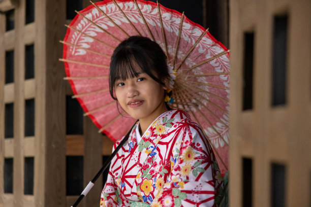日本村庄里穿着和服的少女肖像图片下载