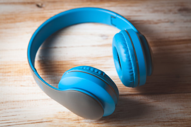 桌子上放着大耳机图片下载