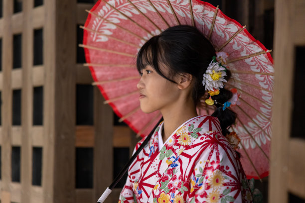 在日本的村庄里，一个十几岁的女孩穿着和服图片下载