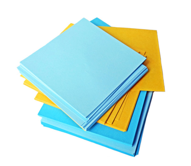 白色背景上的黄色和蓝色便利贴的堆叠图片下载