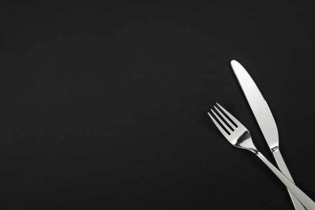 一套有刀叉的银器图片下载