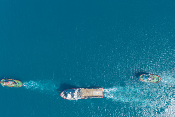 货轮与货物集装箱的鸟瞰图。图片下载