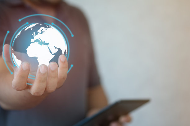 手握地球虚拟人。连接技术和数字营销，金融和银行图片下载