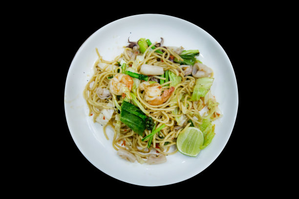 模切意大利面海鲜在黑色的背景。图片下载