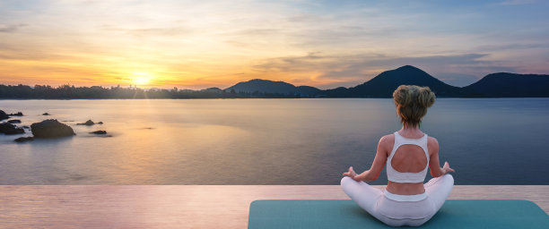 在大自然中练习瑜伽的3D现实女孩。女性的幸福。景观背景。三维渲染图片下载