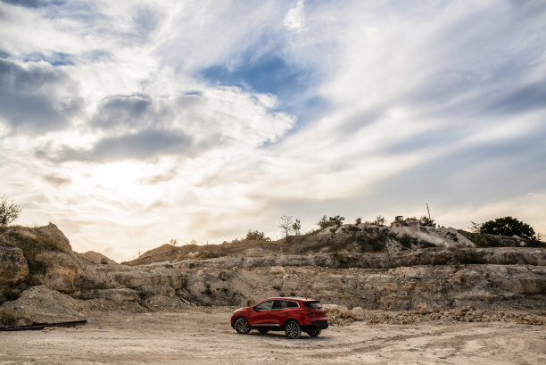 日落时分，一辆越野车停在山顶。图片下载