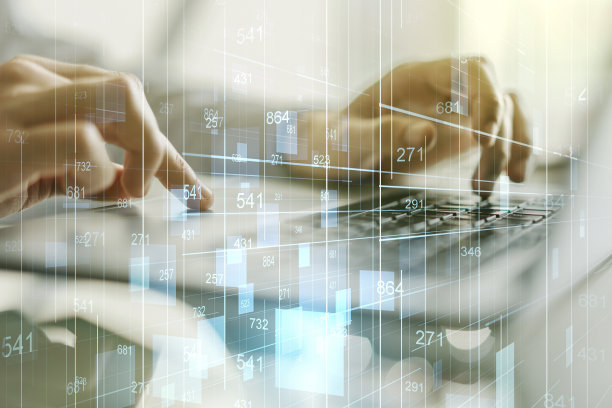 摘要创意统计数据概念与手打字笔记本电脑的背景。Multiexposure图片下载