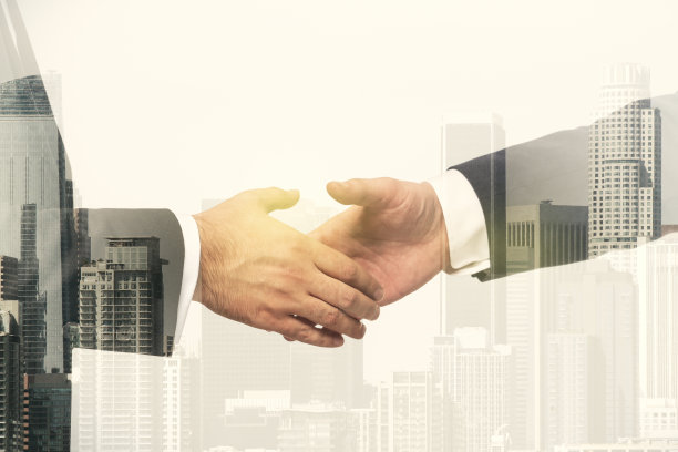 两名商务人士的双重握手曝光了写字楼背景、合作与合作理念图片下载