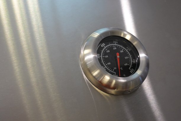 关闭波登管压力表生产工厂的化学工业和其他类似的工业部门。图片下载