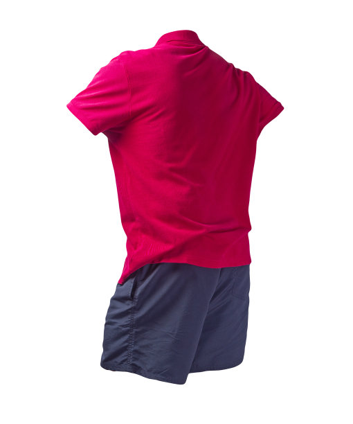 男士运动短裤和一件衬衫，领口系有纽扣，孤立在白色背景上图片下载