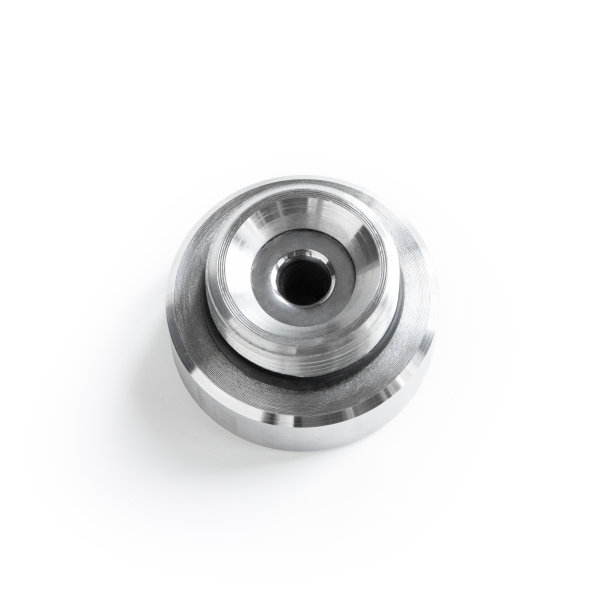 闪亮的钢部分，白色背景上的金属毛坯。采用创新的数控加工技术制造高精度钢制汽车零部件。俯视图图片下载