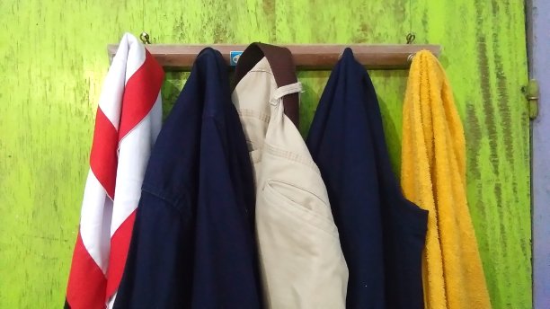衣服挂在门后图片下载