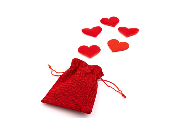 红心与红色黄麻袋，孤立在白色背景。装饰元素为设计情人节，请柬，封面，结婚卡片。图片下载