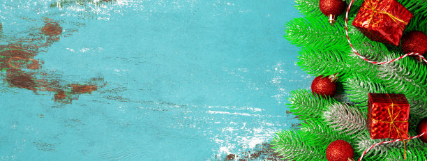 圣诞节或新年的蓝色节日背景与杉木树枝和红色的装饰。俯视图图片下载