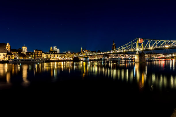 这座桥名叫Eiserner Steg，位于法兰克福-美因，在寒冷的冬日夜晚可以俯瞰整个城市。图片下载