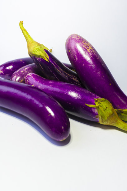 新鲜紫茄子的特写在一个普通的白色背景图片下载