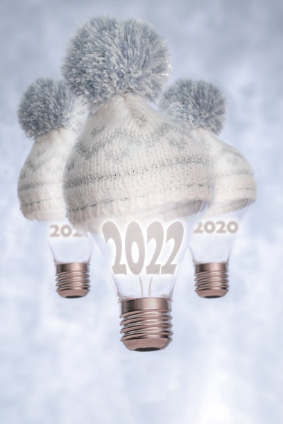 一盏带冬季羊毛帽的灯，为2022年照明图片下载
