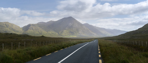 爱尔兰康尼马拉国家公园一段美丽的公路。图片下载