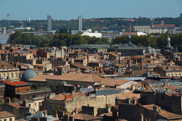 在波尔多的历史中心和Pont Jacques Chaban-Delmas，从佩伯兰塔俯瞰圣安德烈大教堂，法国图片下载