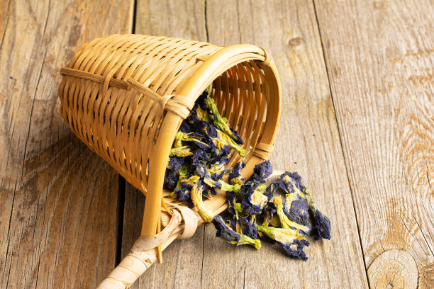 干燥的阴蒂在旧木头上图片下载