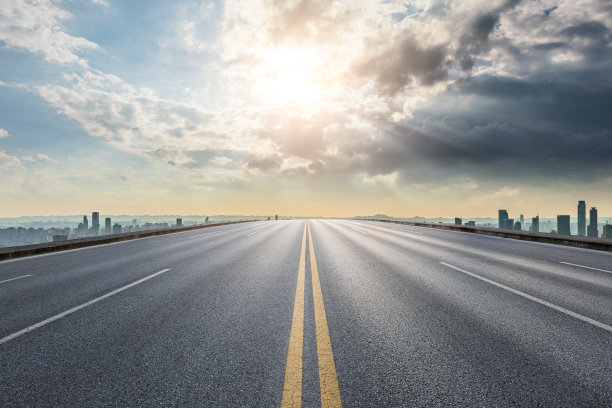 笔直的道路与城市天际线和建筑物图片下载