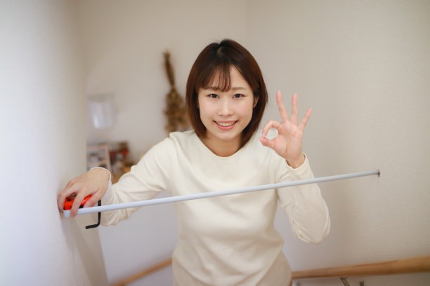 测量楼梯宽度的女性图片下载