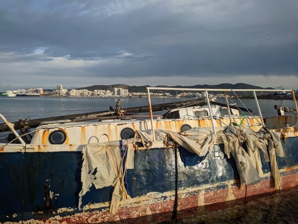 这艘船在伊比沙岛圣安东尼奥湾失事图片下载