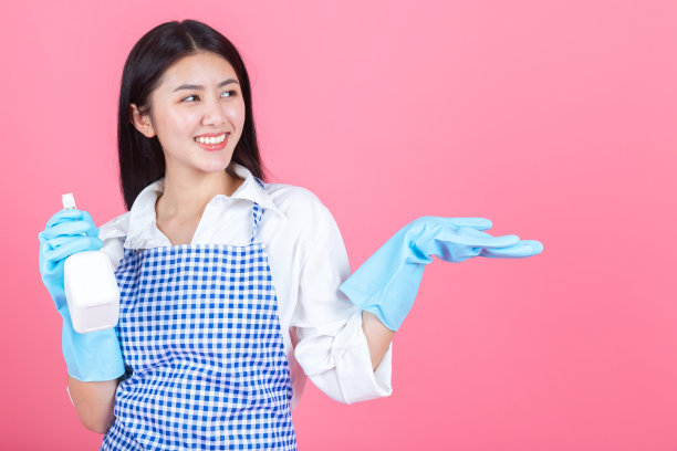 亚洲女管家站在产品和设备清洁。图片下载